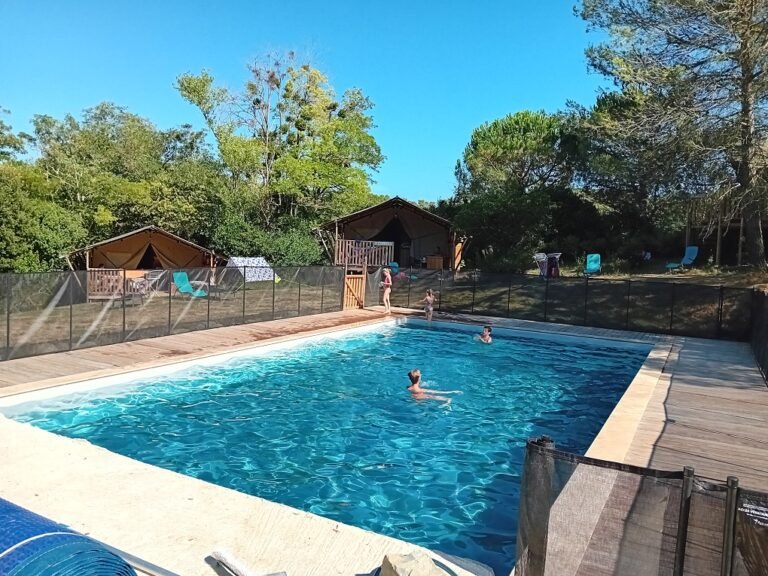 Domaine La Sauzette Carcassonne | Chambres D'Hôtes & Glamping Kinderen in zwembad 1